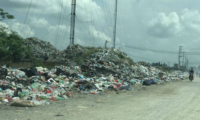 Hàng tấn rác thải đổ tràn lan ra lòng, lề đường tại thôn Trần Xá