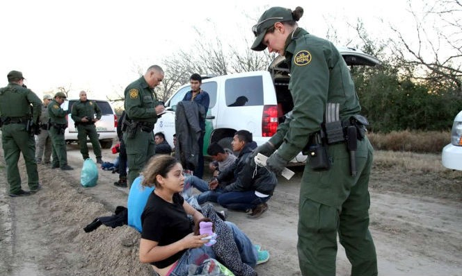 Lực lượng cảnh sát biên giới của Mỹ bắt giữ một nhóm người nhập cư bất hợp pháp
