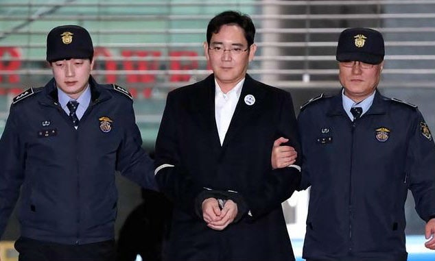 Người thừa kế Tập đoàn Samsung Jay Y. Lee khi bị bắt giữ. Ảnh Reuters