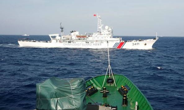 Tàu hải cảnh Trung Quốc gần tàu tuần tra của Cảnh sát Biển Việt Nam ở Biển Đông năm 2014