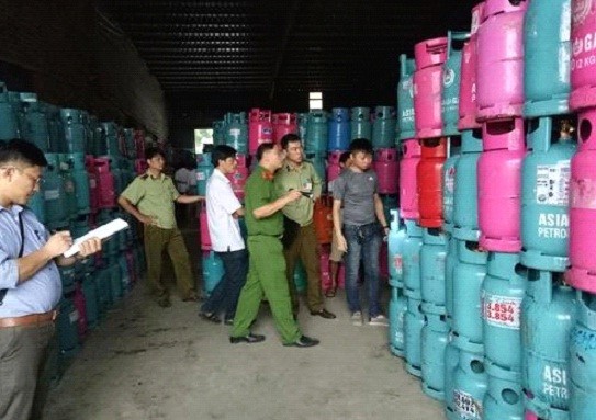 Lực lượng chức năng tỉnh Hưng Yên kiểm đếm số vỏ bình gas bị chiếm giữ trái phép tại kho hàng Dị Sử, huyện Mỹ Hào (Hưng Yên)