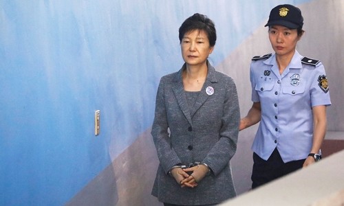 Bà Park Geun-hye trình diện tòa án ở Seoul hôm 25/8. Ảnh: Reuters/VnExpress.