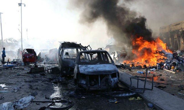 Hiện trường vụ đánh bom ở Mogadishu, Somalia. Ảnh: Reuters