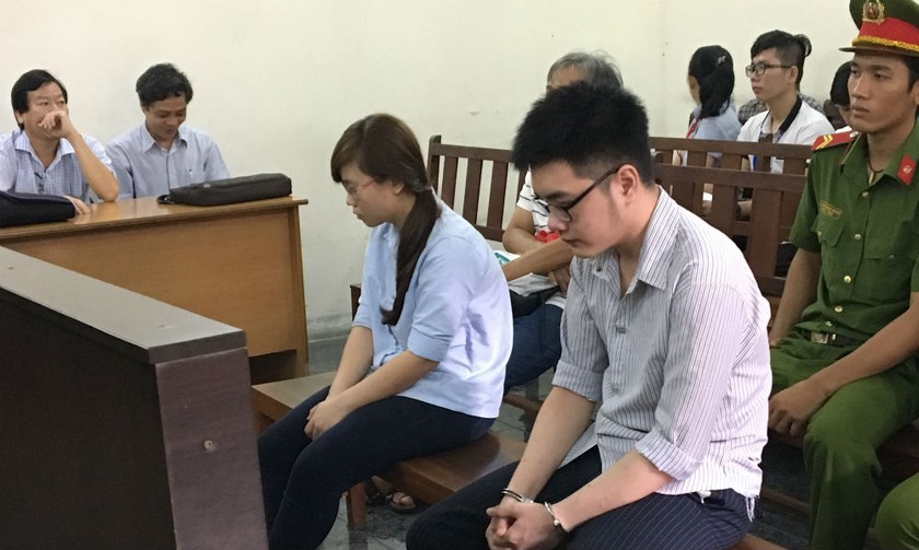 Hai bị cáo Duy và Linh tại tòa phúc thẩm ngày 17/10