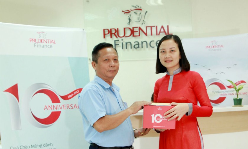 Một khách hàng có khoản vay tín chấp mới vui vẻ đón nhận quà tặng đặc biệt từ Công ty Tài chính Prudential Việt Nam nhân sự kiện kỷ niệm 10 năm thành lập. Ảnh: Bảo Thịnh