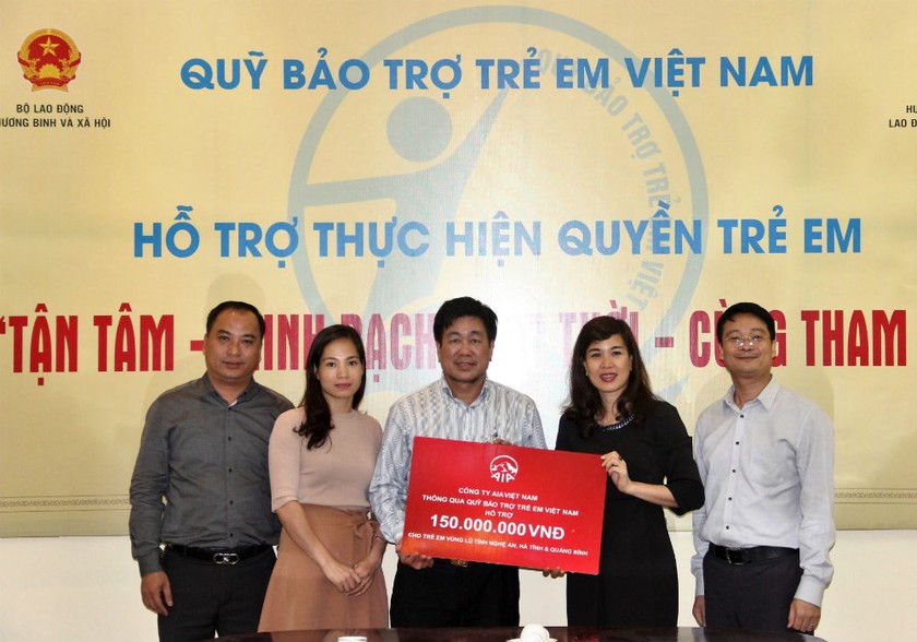 Đại diện AIA trao séc tượng trưng số tiền ủng hộ 150 triệu đồng cho trẻ em các tỉnh Nghệ An, Hà Tĩnh, Quảng Bình thông qua Quỹ Bảo trợ Trẻ em Việt Nam