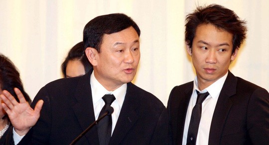 Cựu Thủ tướng Thái Lan Thaksin Shinawatra (trái) và con trai Panthongtae Shinawatra. Ảnh: The Nation/NLĐ