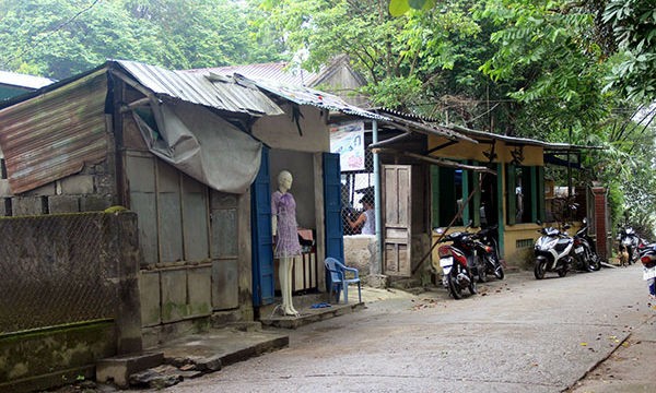 Những ngôi nhà tạm bợ của người dân ở Cồn Hến do nằm trong vùng quy hoạch “treo”. Ảnh CAND