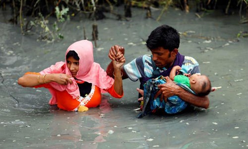Người Rohingya vượt biên giới qua sông Naf tại Teknaf, Bangladesh. Ảnh: Reuters
