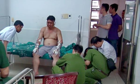Công an TP Tuy Hòa phối hợp Trung tâm giám định pháp ý tỉnh Phú Yên giám định thương tích nạn nhân. Ảnh CAND