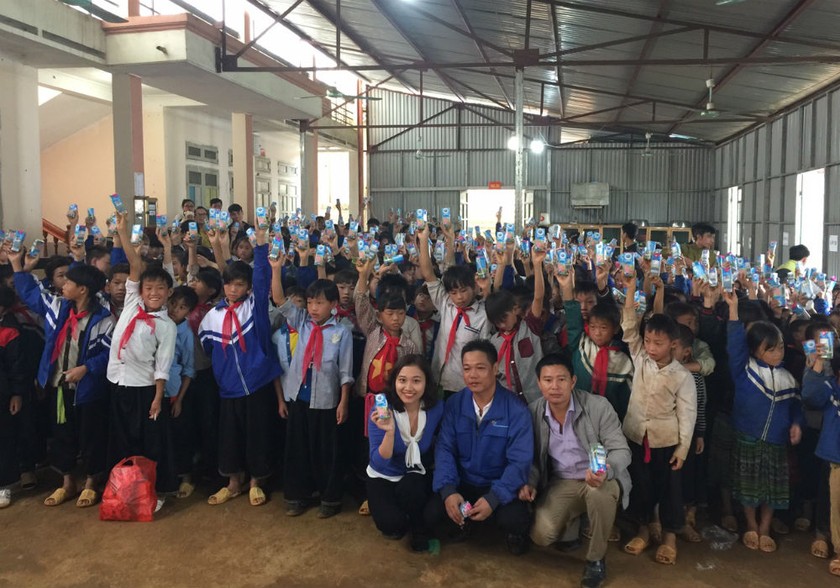 FrieslandCampina Việt Nam đến với người dân vùng lũ, lụt