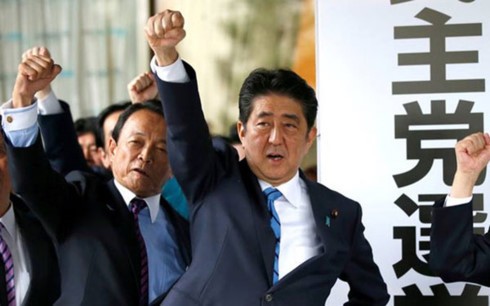 Thủ tướng Nhật Bản Shinzo Abe trong cuộc tổng tuyển cử sớm. Ảnh: Reuters/VOV