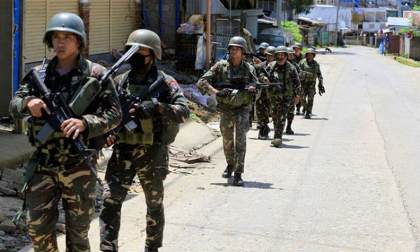 Quân đội Philippines truy quét chân rết IS tại thành phố Marawi. Ảnh: Reuters/VTV
