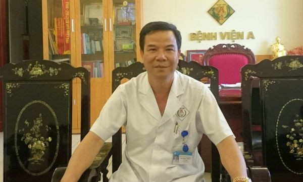 Ông Đỗ Minh Thịnh, Giám đốc Bệnh viện A Thái Nguyên trao đổi với phóng viên