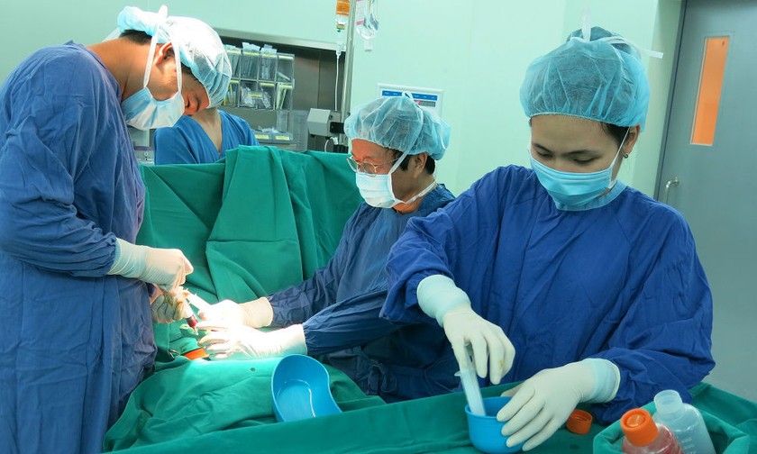 GS.TS Nguyễn Thanh Liêm và ekip thực hiện ghép tế bào gốc cho bệnh nhân
