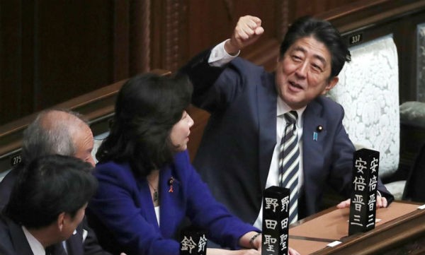 Ông Shinzo Abe ngày 1/11 đã tái đắc cử Thủ tướng Nhật Bản. Ảnh: AP/VOV