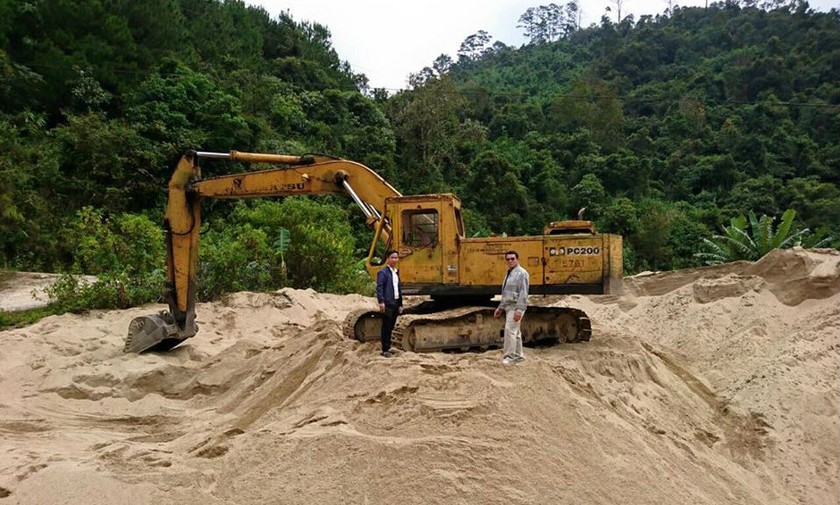 Ông Võ Thanh Hải - Phó Giám đốc Sở TN&MT kiểm tra mỏ cát “khủng”