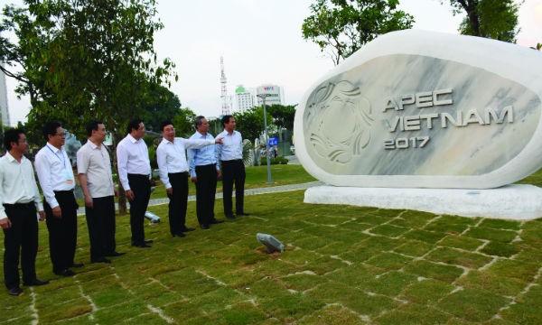 Bộ trưởng Bộ Ngoại giao Phạm Bình Minh và lãnh đạo TP Đà Nẵng tham quan Công viên tượng APEC trước khi khai trương
