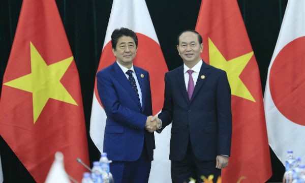 Thủ tướng Nhật Bản Shinzo Abe và Chủ tịch nước Trần Đại Quang. Ảnh: TTXVN