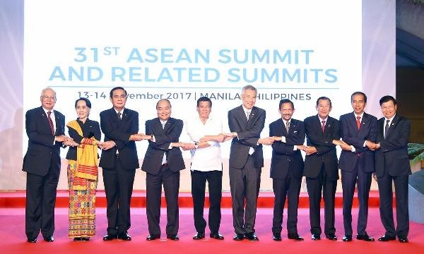 Thủ tướng Nguyễn Xuân Phúc chụp ảnh cùng các nhà lãnh đạo các nước ASEAN