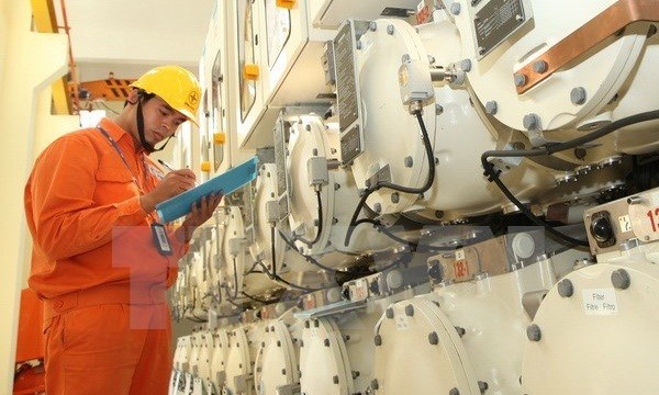 Công nhân Tổng công ty Điện lực thành phố Hà Nội kiểm tra kỹ thuật thiết bị trạm biến áp 220 Nhật Tân. (Ảnh: Ngọc Hà/TTXVN)