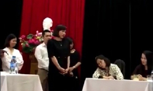 “Chúa đất” đang ngoẹo cổ răn dạy cán bộ Cung Thiếu nhi Hà Nội trong cuộc họp của đơn vị này ngày 26/10/2017 (Ảnh cắt từ clip)