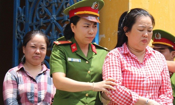 Bị cáo Hứa Châu (phía trước) được dẫn giải sau phiên tòa sơ thẩm