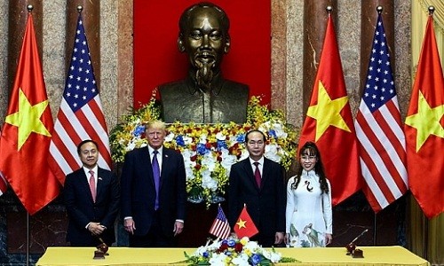 Đại diện Vietjet và Pratt & Whitney chụp ảnh lưu niệm cùng Chủ tịch nước Trần Đại Quang và Tổng thống Hoa Kỳ Donald Trump sau Lễ ký kết