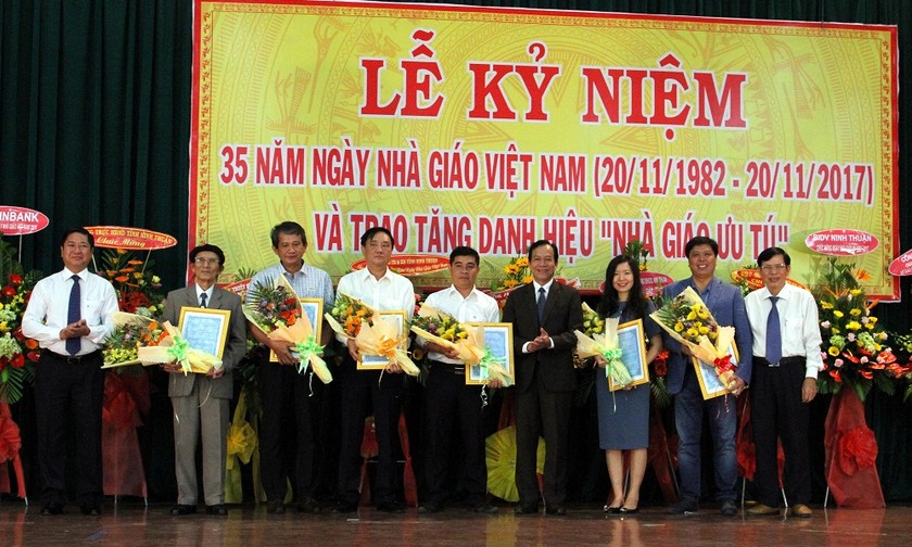 Trong lễ Kỷ niệm 35 năm Ngày Nhà giáo Việt Nam,  Sở Giáo dục và Đào tạo tỉnh Ninh Thuận đã trao tặng Giấy khen cho Tổng công ty cổ phần Thiết bị Điện Việt Nam đã đồng hành cùng ngành Giáo dục của tỉnh