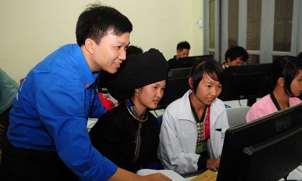 Đoàn viên thanh niên VNPT phổ cập tin học và Internet cho các em học sinh Trường THPT Sìn Hồ, Lai Châu