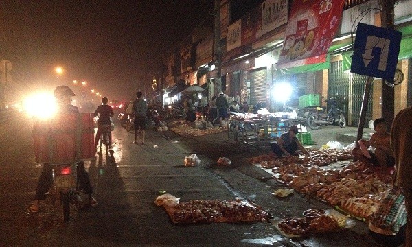 Thịt gà và thực được phẩm bày biện ngổn ngang bên QL1 đoạn đi qua địa phận phường Tân Biên