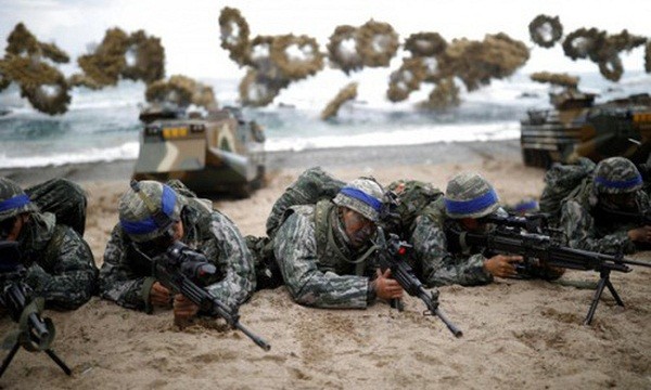 Binh lính Mỹ - Hàn tham gia tập trận Đại bàng non ngày 2/4/2017. Ảnh: Reuters/VTV