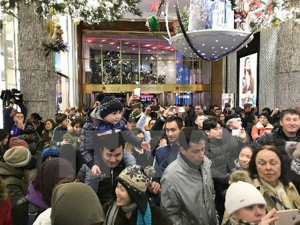 Nhập mô tả cho ảnhKhách hàng xếp hàng chờ mua sắm bên ngoài cửa hiệu Macys tại New York, Mỹ ngày 23/11. (Ảnh: Kyodo/TTXVN)
