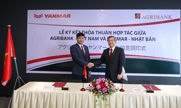 Ông Phạm Toàn Vượng - Phó TGĐ Agribank (bên trái) và ông Takehito Suzuki - Phó Chủ tịch Tập đoàn Yanmar Nhật (bên phải) tham gia ký kết thỏa thuận hợp tác tại Nhật Bản