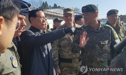 Bộ trưởng Quốc phòng Hàn Quốc Song Young-moo thăm Khu An ninh Liên hợp (JSA) ngày 27/11. Ảnh: YONHAP