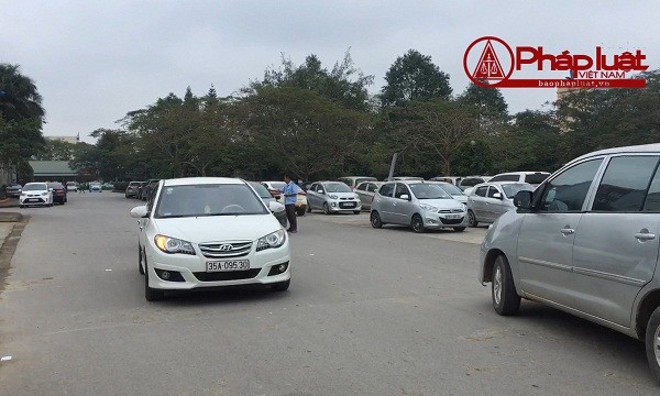 Một ngày có đến hàng trăm lượt xe ra vào Bệnh viện Nhi Thanh Hóa và đều phải nộp 10.000đ phí ra vào cổng