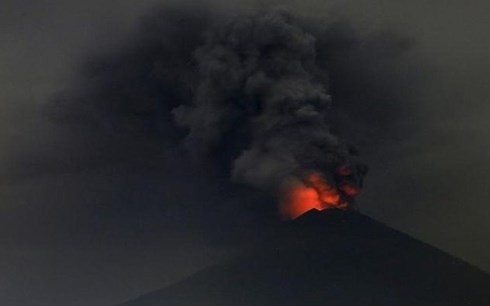 Núi lửa Agung tại Indonesia phun trào. Ảnh: AAP/VOV