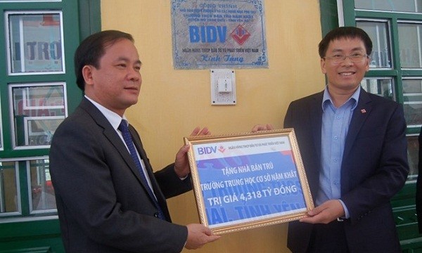 Ông Phạm Quang Tùng (phải) tại lễ bàn giao công trình nhà bán trú Trường THCS xã Nậm Khắt huyện Mù Cang Chải. (Nguồn: BIDV)