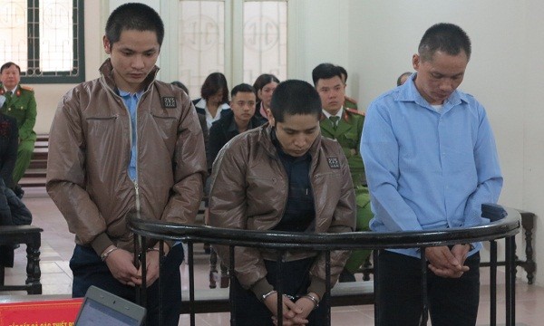 Bị cáo Nguyễn, Hạnh và Khánh (từ trái qua phải) tại tòa