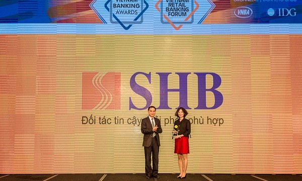 Bà Đặng Thị Phương Ba – Giám đốc Khối Công nghệ thông tin - đại diện Ngân hàng SHB nhận giải thưởng “Ngân hàng An ninh thông tin tiêu biểu 2017”