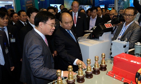 Thủ tướng thăm các gian hàng công nghệ tại hội thảo-triển lãm