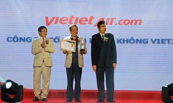 Giám đốc Điều hành Lưu Đức Khánh đại diện cho Vietjet tham dự chương trình và nhận giải thưởng từ ban tổ chức