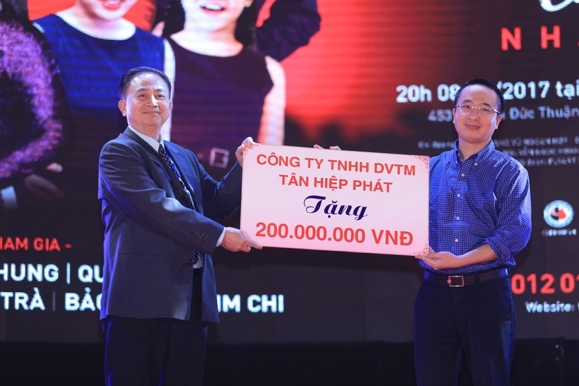 Ông Nguyễn Phan Huy Khôi, Giám đốc Đối ngoại Tập đoàn Tân Hiệp Phát trao bảng tượng trưng số tiền 200 triệu cho đại diện BTC