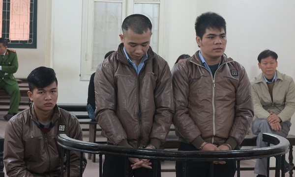 Việt (ngồi) và Dũng, Tú tại tòa
