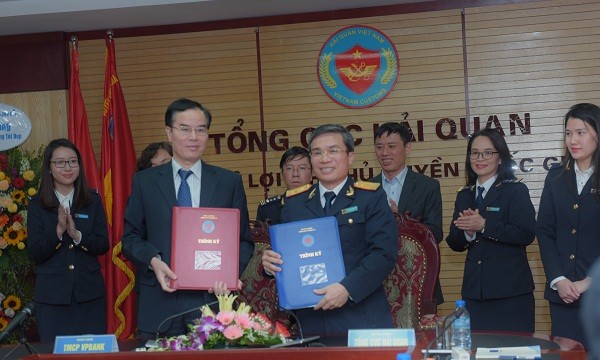 Phó Tổng cục trưởng Nguyễn Dương Thái và Ông Nguyễn Thanh Bình- Phó TGĐ ngân hàng VP Bank ký kết bản thỏa thuận