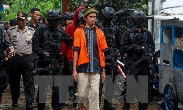 Cảnh sát Indonesia bắt giữ một phần tử tình nghi khủng bố tại Mekarsari, Tây Java ngày 26/10. (Nguồn: AFP/TTXVN)