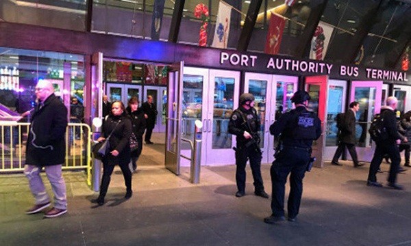 Cảnh sát New York tại hiện trường gần Quảng trường Thời đại hôm 11/12. Ảnh: NY Post