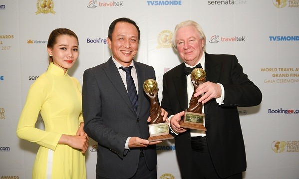 Ông Lê Hồng Hà  - Phó Tổng Giám đốc Vietnam Airlines nhận giải thưởng của World Travel Awards