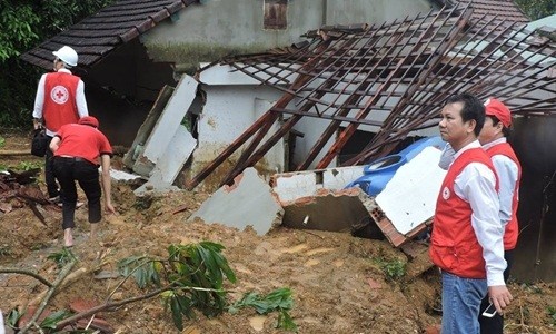 Hội Chữ thập Đỏ Quảng Nam kiểm tra, ước tính thiệt hại tại một khu vực bị bão Damrey ảnh hưởng. Ảnh: IFRC/VnExpress