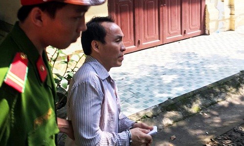 Bị cáo Võ Đình Tuấn bị áp giải sau phiên tòa. Ảnh NLĐ